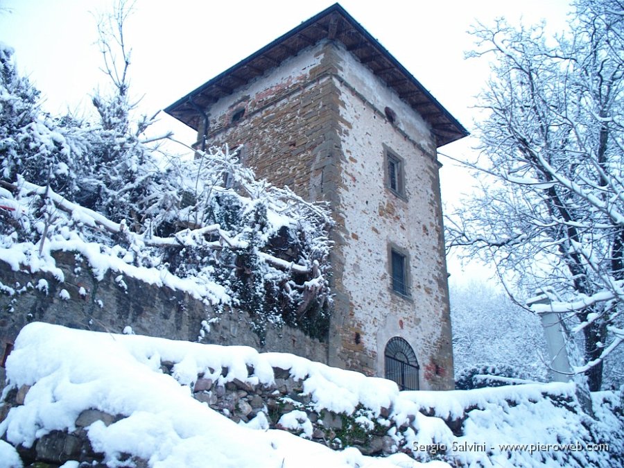 13 Torrione sulla scalinata per il santuario.JPG